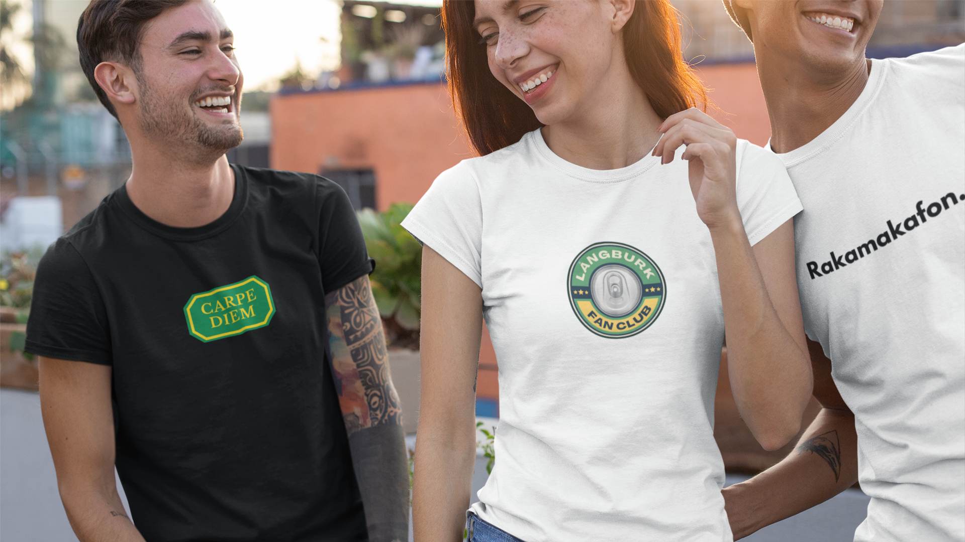 Bild på kompisar med roliga t-shirts